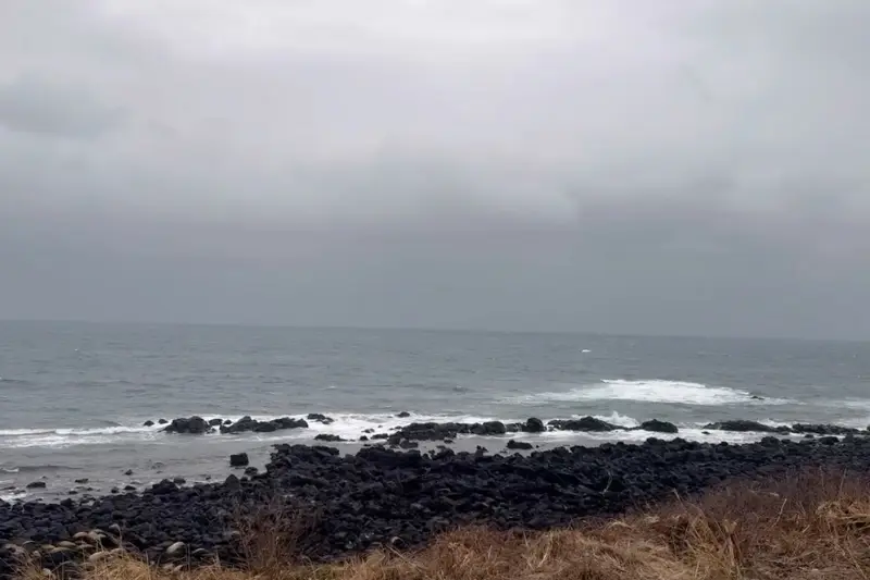 흐린 날씨의 제주 바다 풍경