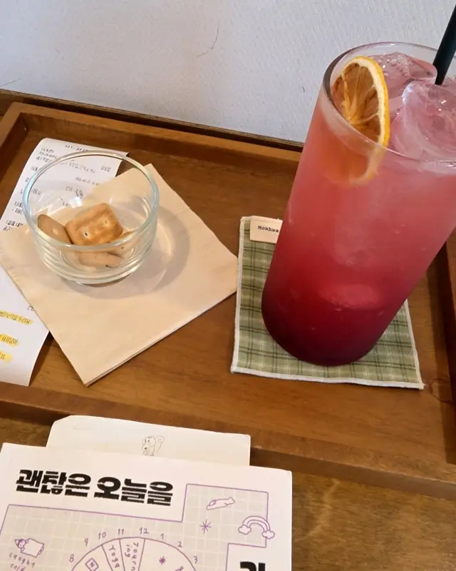 쟁반 위에 놓인 우롱레몬에이드와 작은 쿠키