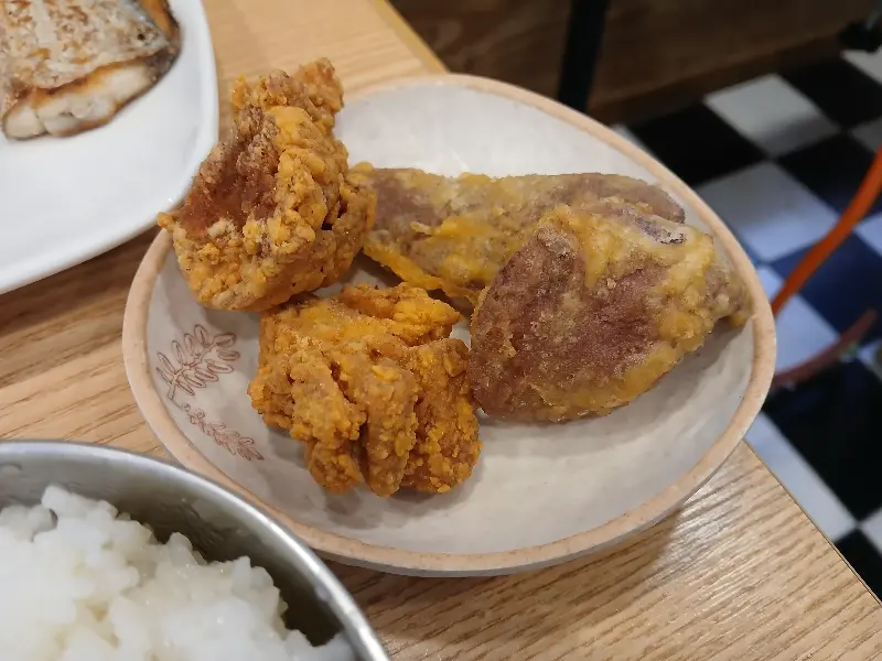 갓 튀겨져 나온 치킨