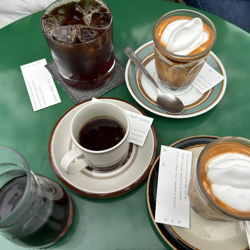 카운터 옆 진열된 컵들