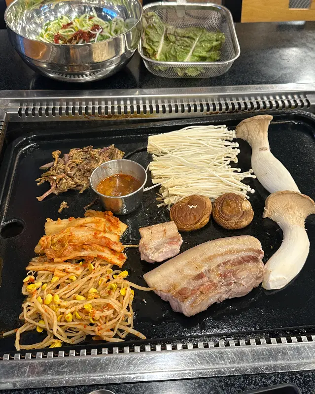 흑돼지 오겹살과 함께 구워먹는 김치, 콩나물, 고사리, 버섯