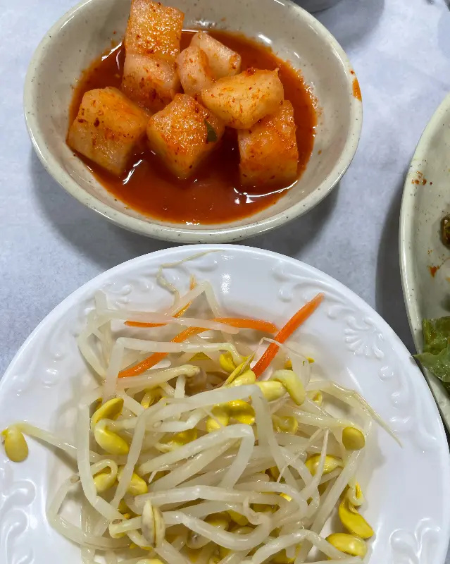 곁들여 나오는 반찬