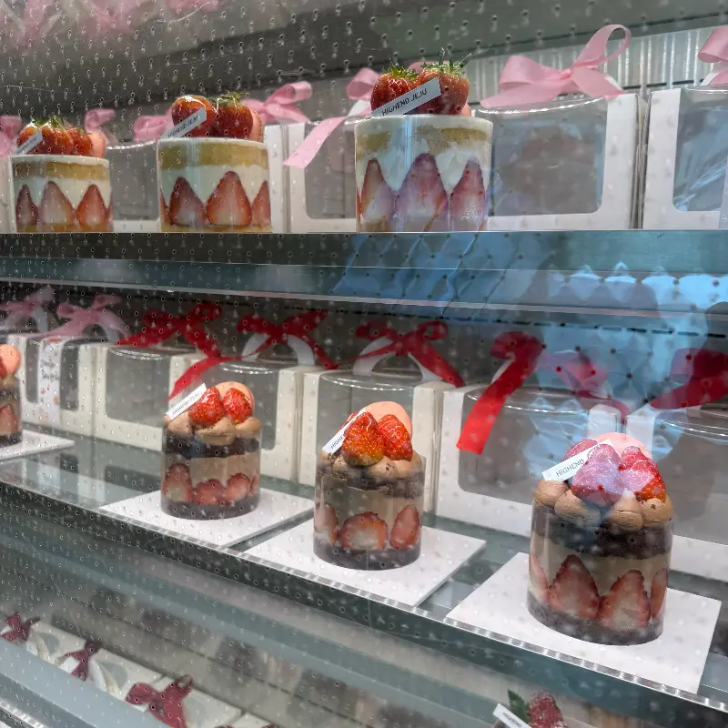 쇼케이스 안의 딸기 디저트
