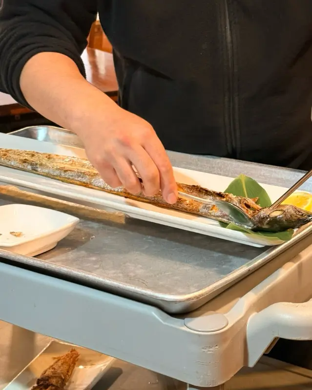 직원이 갈치구이를 손질하는 모습