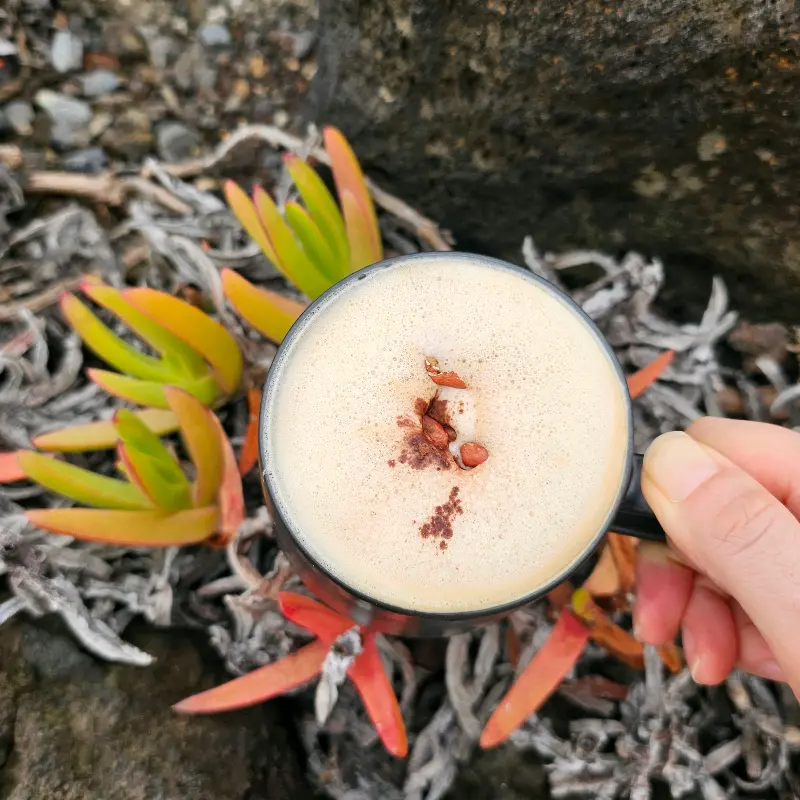 바다를 배경으로 찍은 라떼 사진