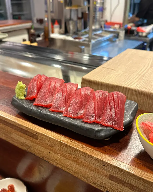 윤기가 흐르는 신선한 참치 숙성회