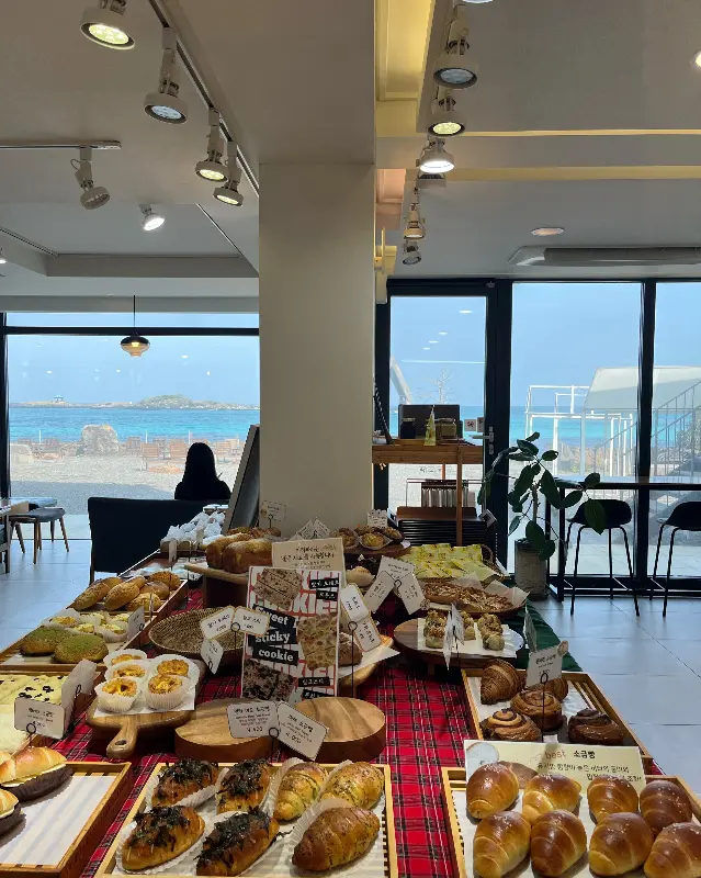 다양한 빵들이 진열된 모습