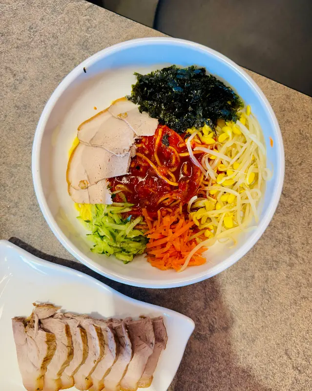 윤기가 흐르는 돔베고기와 비빔국수