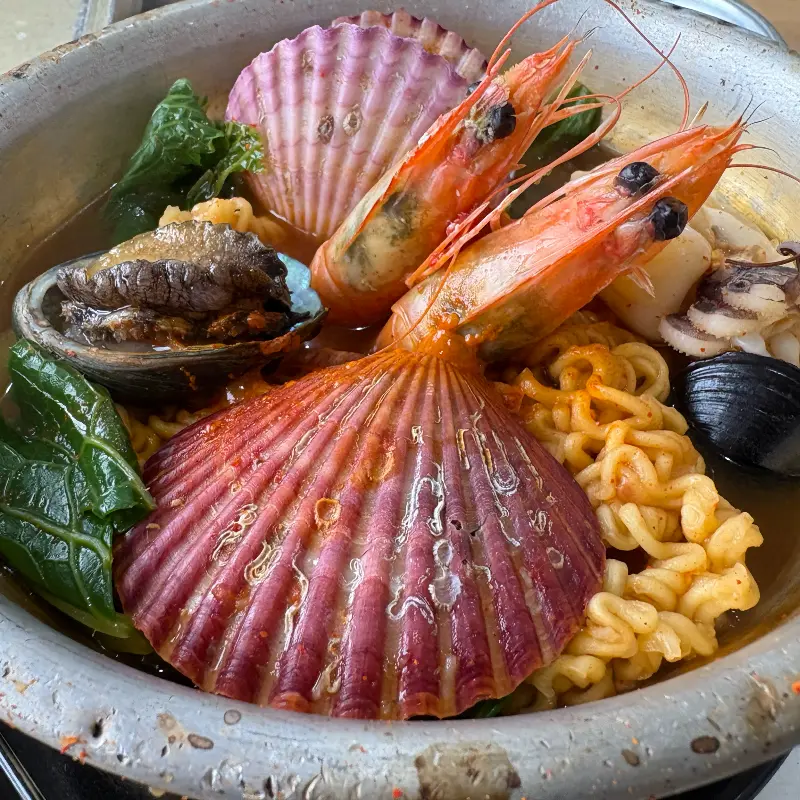 싱싱한 해산물이 가득한 해물라면