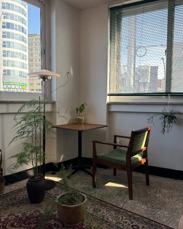 창밖으로 보이는 제주시내 뷰