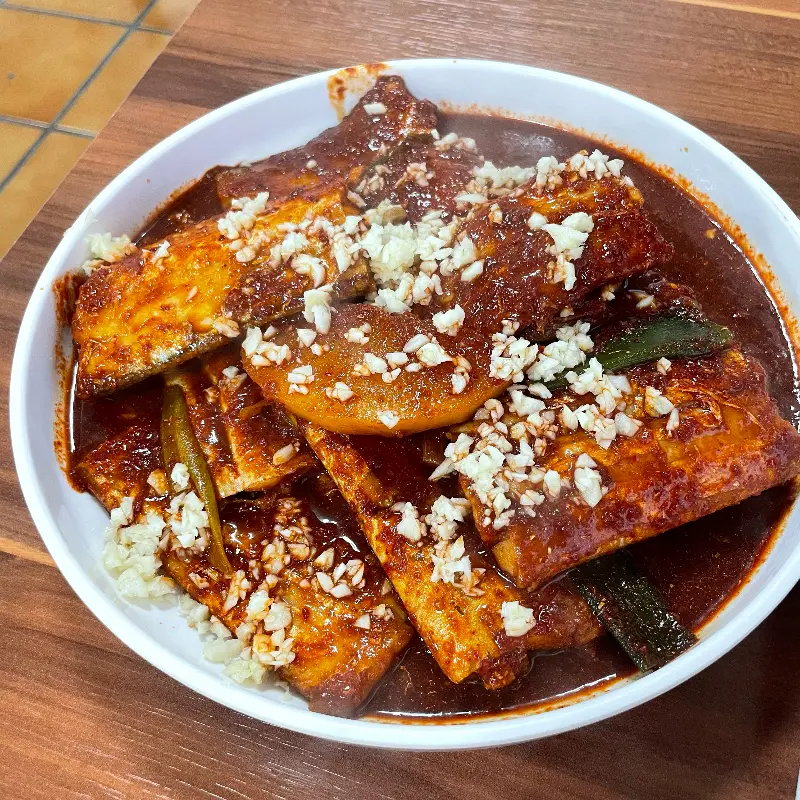 갈치조림에 듬뿍 뿌려진 다진 마늘