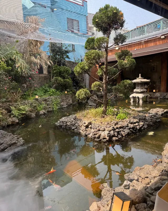 연못과 정원의 조화