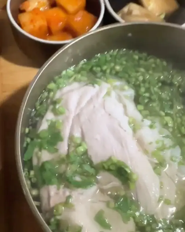 푸짐한 흑돼지 곰탕