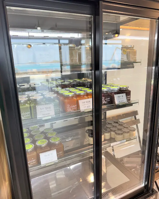 다양한 종류의 잼이 진열된 쇼케이스