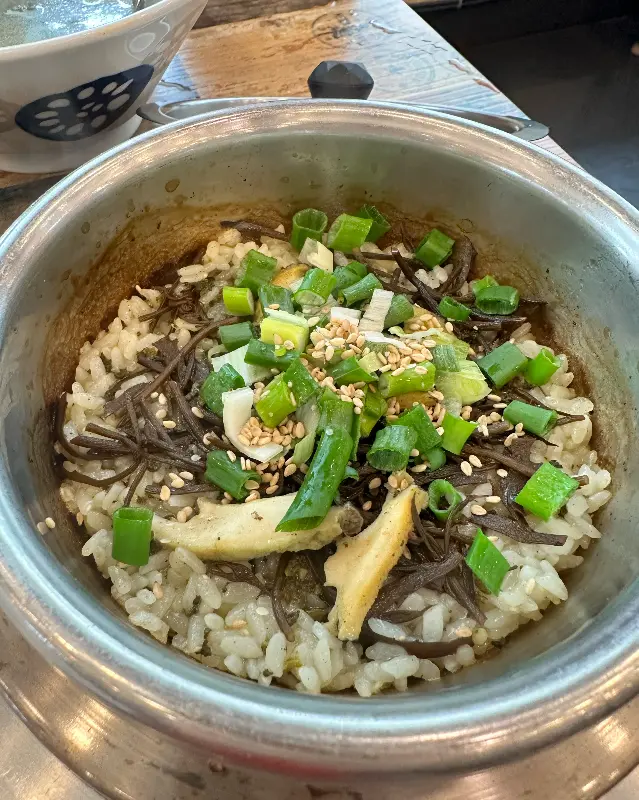 톳과 전복이 조화로운 전복 솥밥