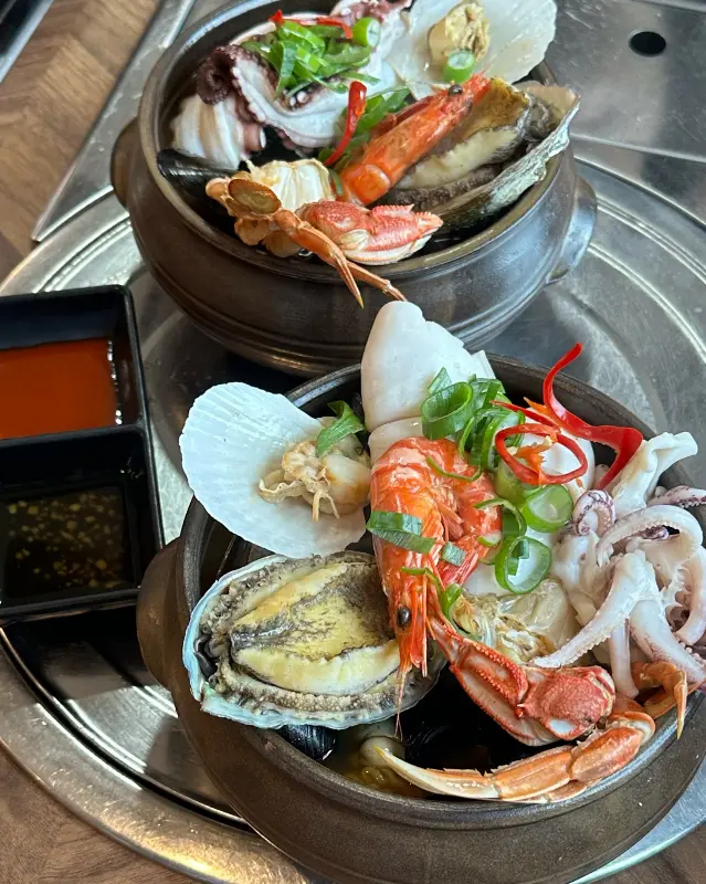 싱싱한 해산물이 가득 담긴 뚝배기