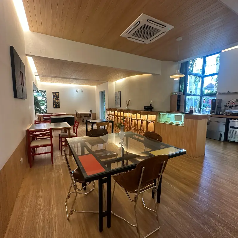 깔끔하고 아늑한 카페 내부