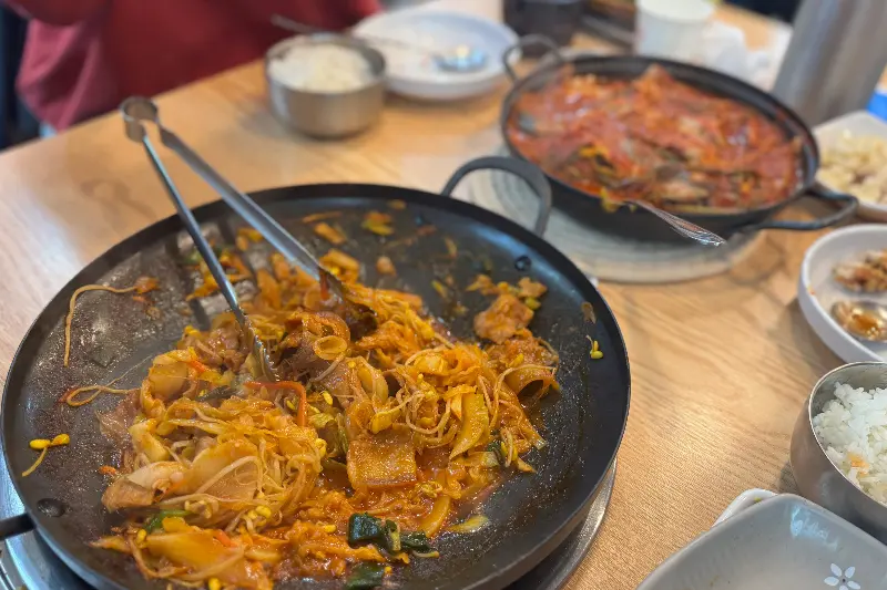 두루치기를 먹고 있는 모습