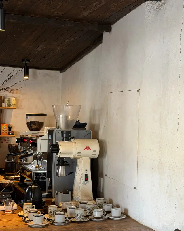 잔물결 내부 커피 머신