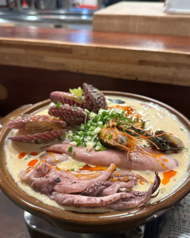 크림 소스에 신선한 해산물이 듬뿍 들어간 크림 짬뽕