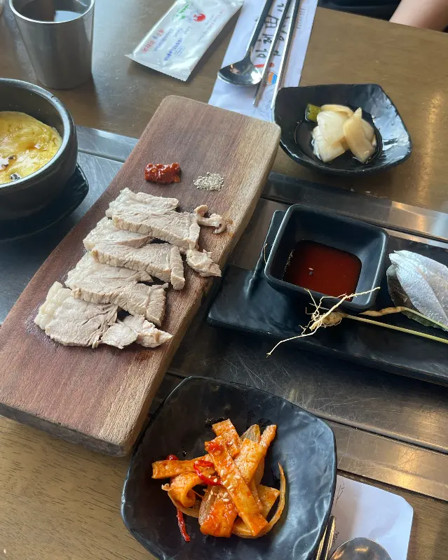 밑반찬으로 제공된 돔베고기, 갈치회