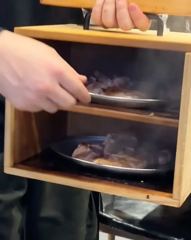 고기가 담긴 나무 상자