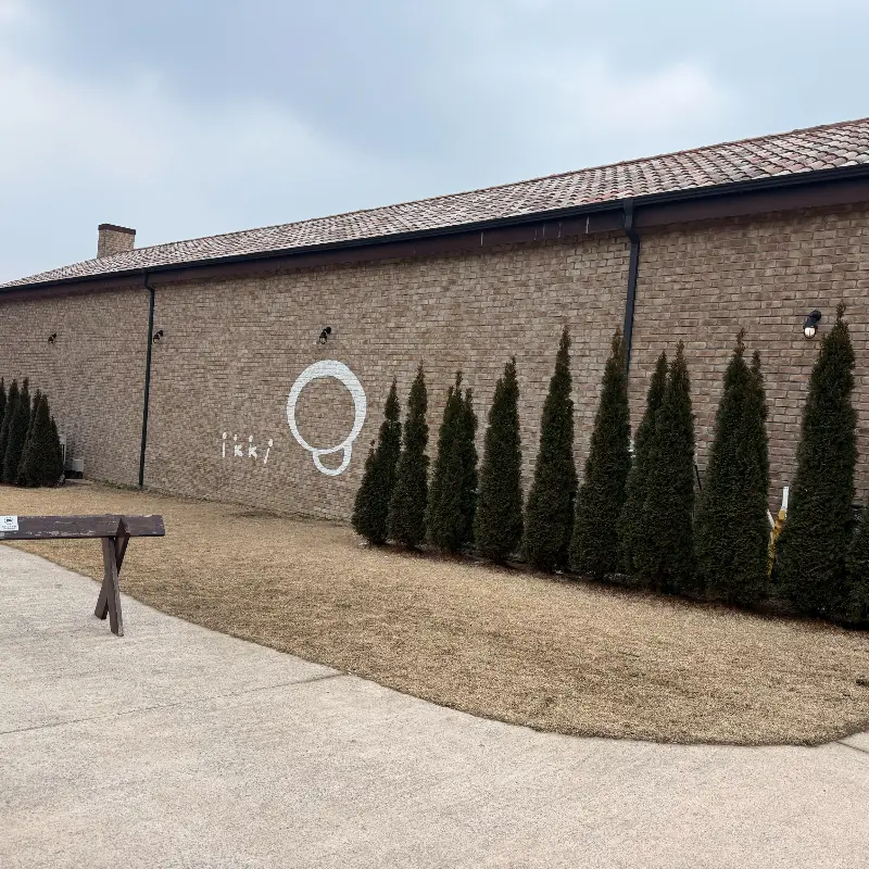 하얀색 링 모양 조형물 앞에서 사진을 찍는 사람들의 모습