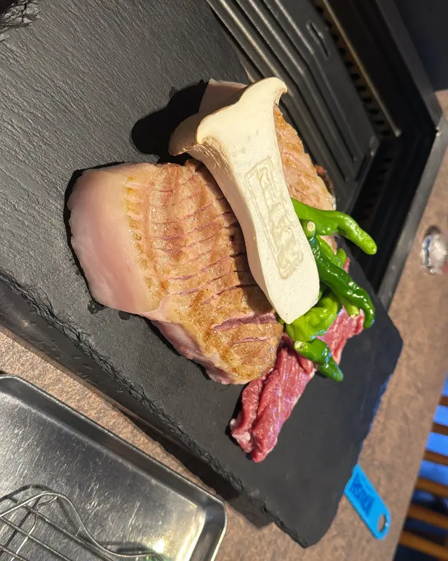 흑돼지 근고기와 표고버섯