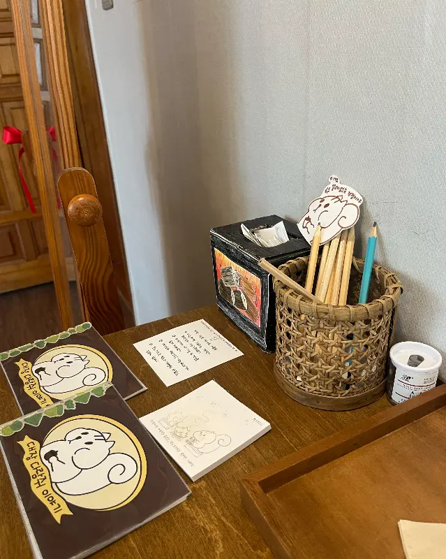 도토관 내부의 아기자기한 소품과 책상이 놓여있는 모습