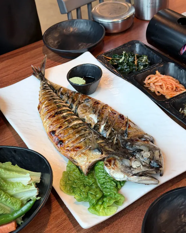 노릇하게 구워진 고등어 구이