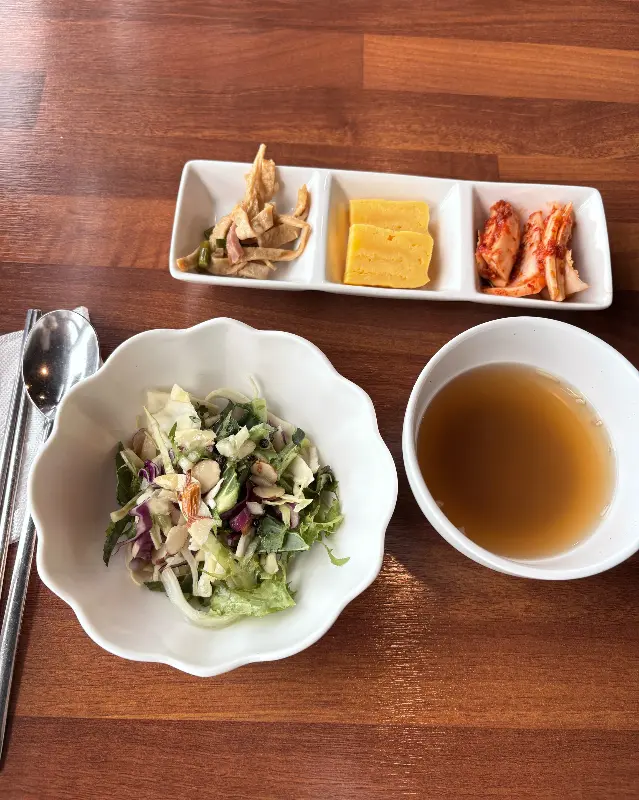 정갈하게 차려진 밑반찬