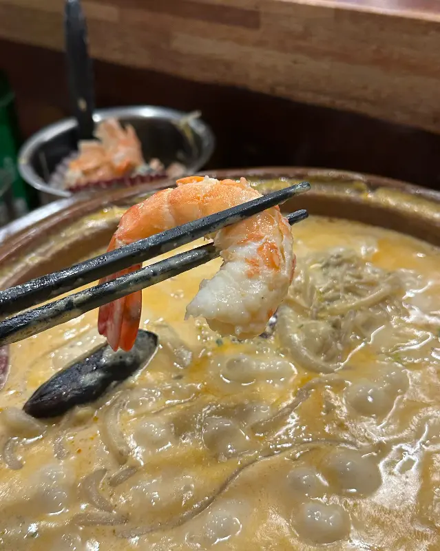통통한 새우가 먹음직스럽게 담긴 크림 짬뽕