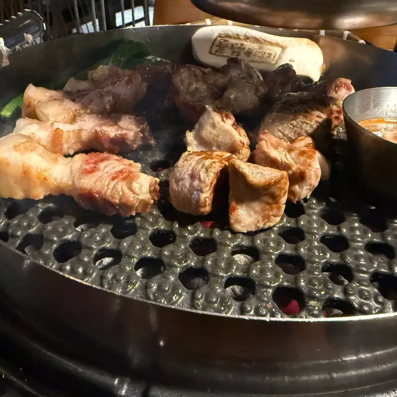 불판 위의 흑돼지 근고기