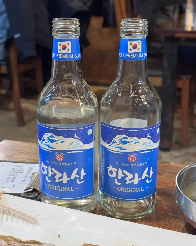 테이블 위에 놓인 두 병의 소주