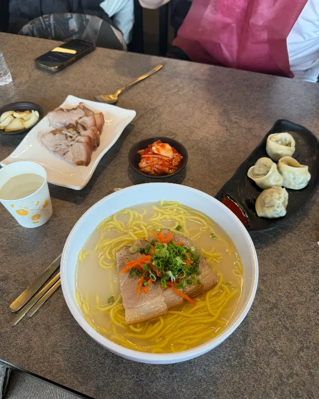 푸짐한 고기 고명이 올려진 고기국수