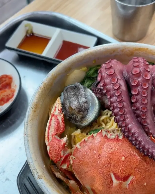 해물라면의 다채로운 구성