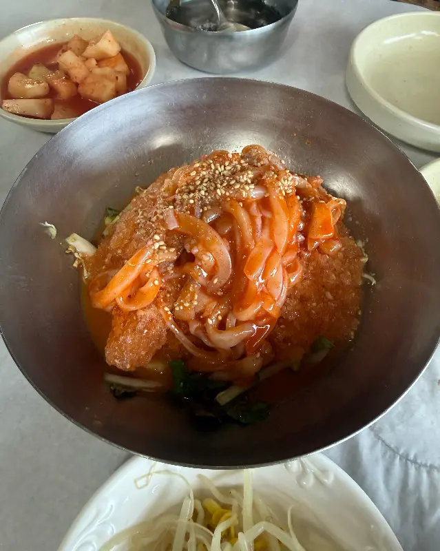 싱싱한 회와 채소가 어우러진 회국수