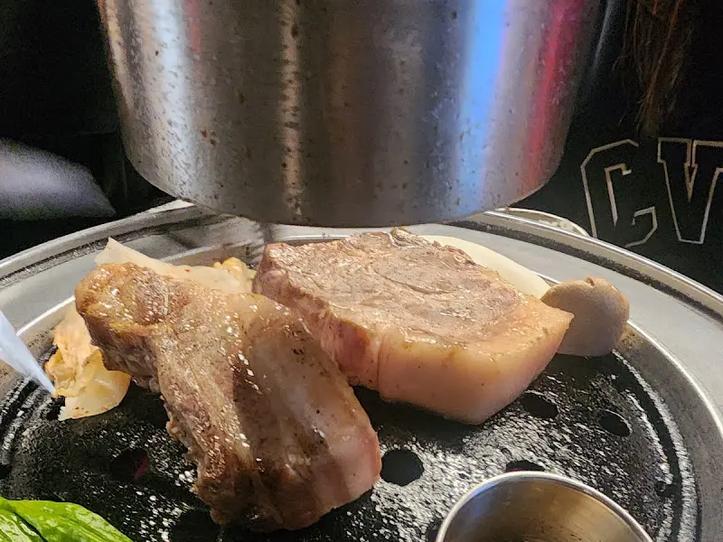 불판 위의 흑돼지 삼겹살