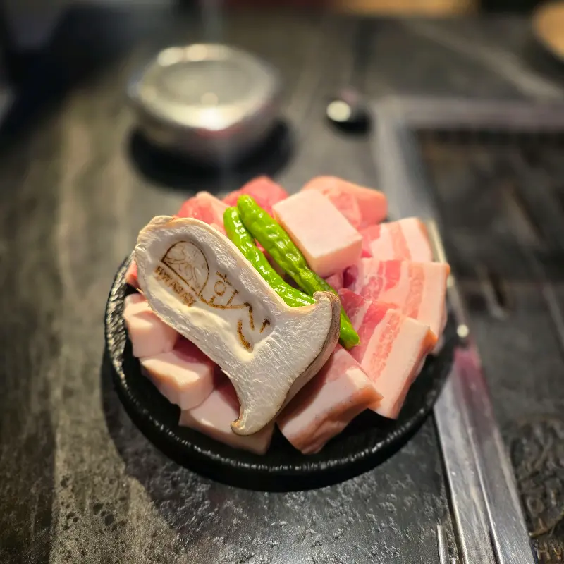 두툼한 흑돼지 오겹살