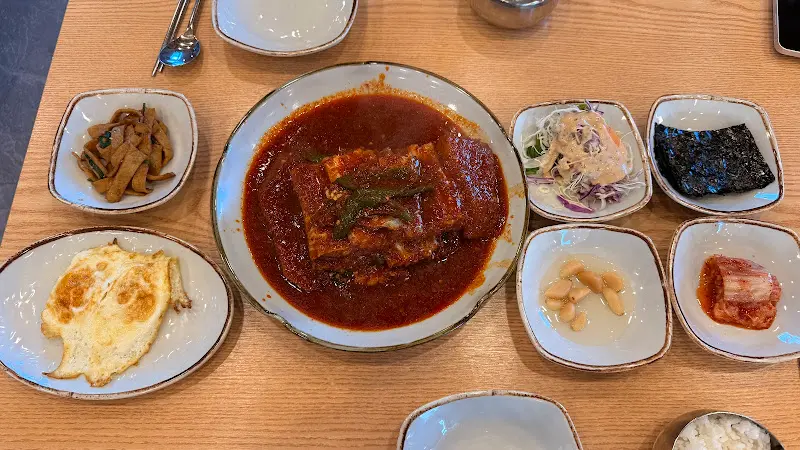 다채로운 반찬들이 놓인 테이블