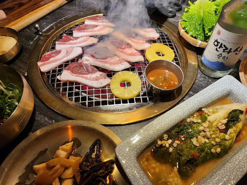 불판 위에서 익어가는 오겹살과 파인애플