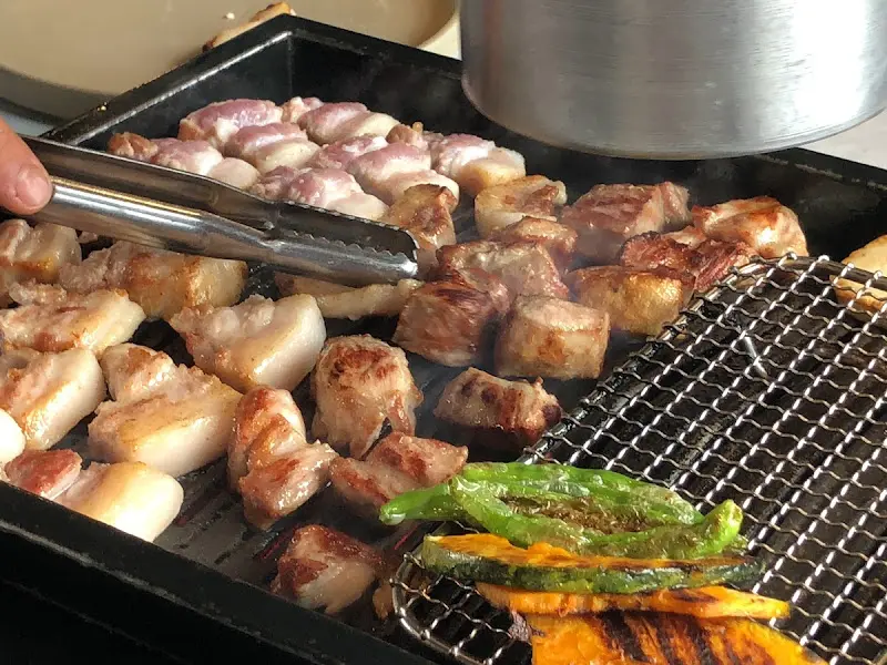 돈사돈 본점 내부