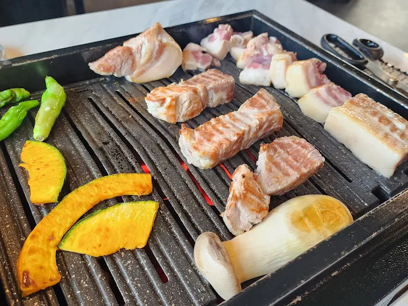 숯불 위에 구워지는 흑돼지