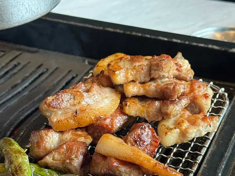 잘 익은 흑돼지 구이