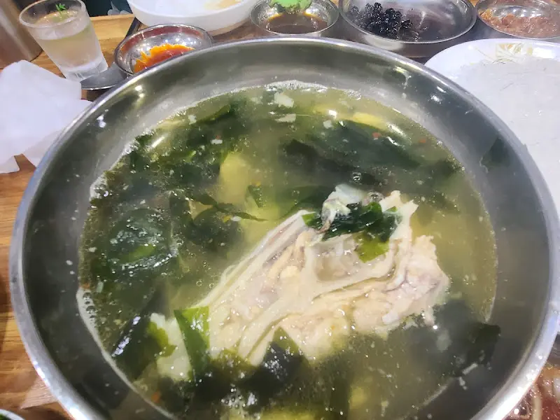 해초가 듬뿍 들어간 시원한 지리탕