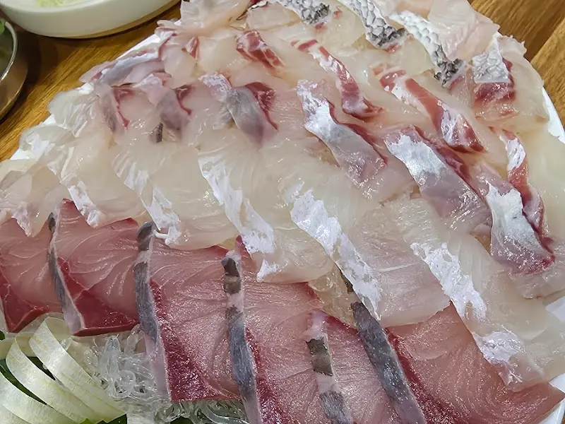 촘촘히 놓인 고등어회