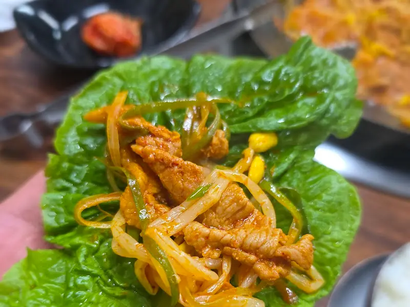 두루치기를 쌈에 싸서 한 입!