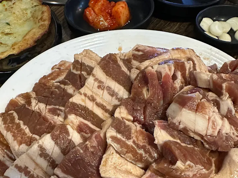 신선한 흑돼지 오겹살