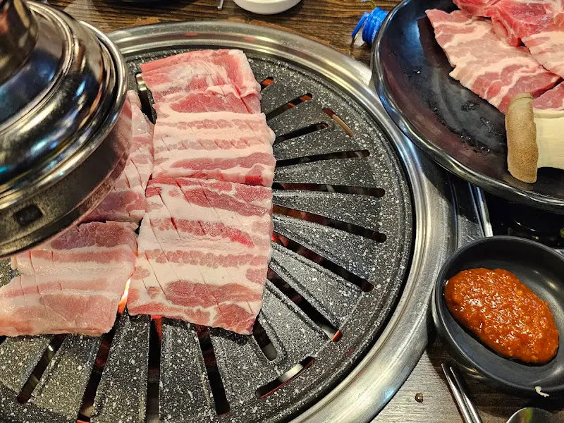 불판 위에서 익어가는 돼지고기