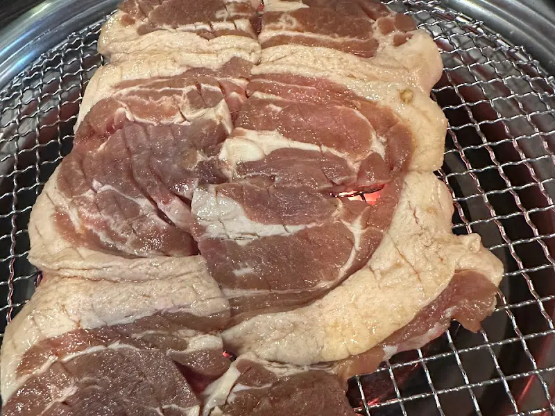 불판 위에 올려진 고기